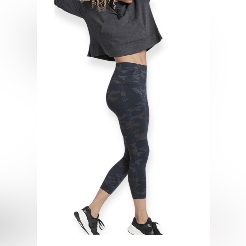 Spanx Cropped Look at Me Now Black Camo Leggings size 1X